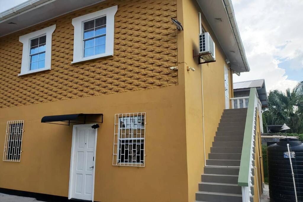 Upstairs 2 Bedroom Avalon Regia Apartment จอร์จทาวน์ ภายนอก รูปภาพ