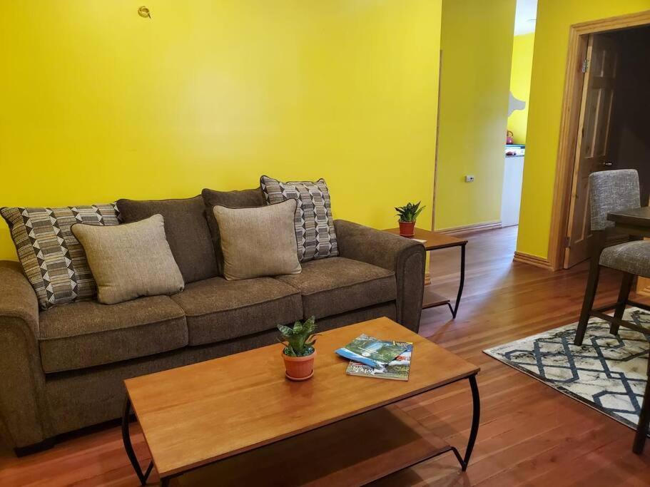 Upstairs 2 Bedroom Avalon Regia Apartment จอร์จทาวน์ ภายนอก รูปภาพ
